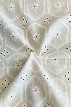 Lochstickerei Baumwolle - Flowers in Diamonds - Off White