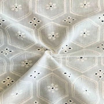 Lochstickerei Baumwolle - Flowers in Diamonds - Off White